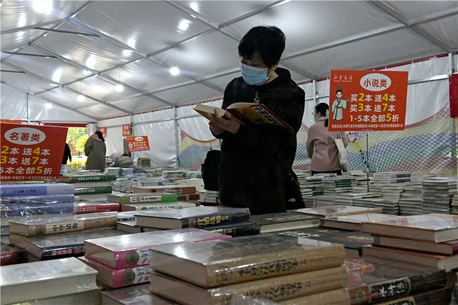 安徽淮南市民在淮南市2026年“全民閱讀活動周”暨春季惠民書展現場選購圖書。