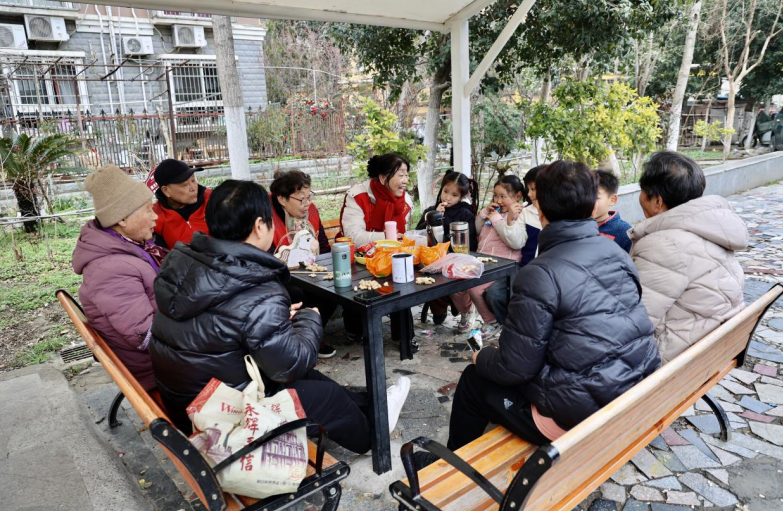 遮阳棚下的邻里“茶话会”