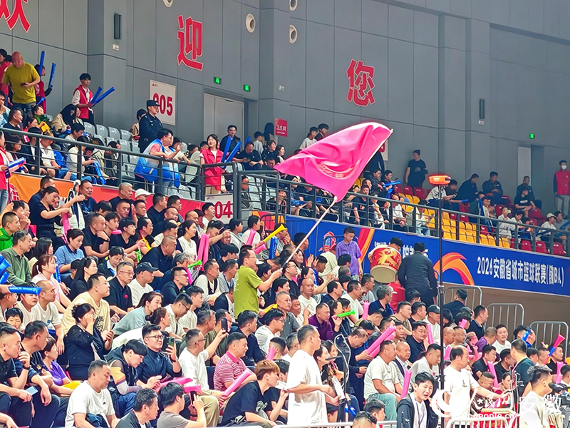 亳州球迷揮旗鼓勁。人民網 丁紀攝