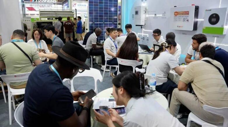 广交会现场，合肥布诺太阳能展台前客商云集。