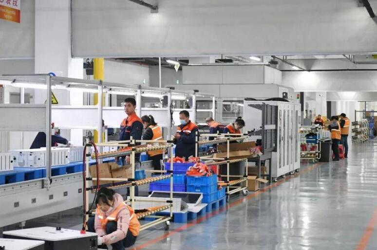 安徽中基投工厂内，工人在组装新能源电池及其配件。