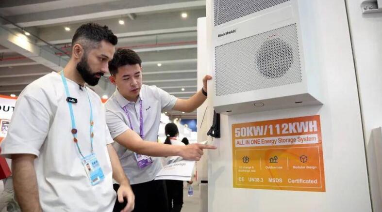 合肥布诺太阳能工作人员向外国客商介绍公司产品。