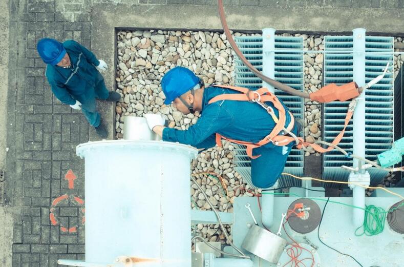 4月16日，濉溪县供电公司检修人员正在开展35kV韩村变电站主变检修。储运涛摄