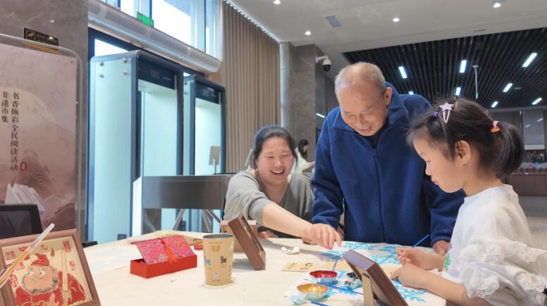 市民在體驗卡通鐘馗畫制作。趙子俊攝
