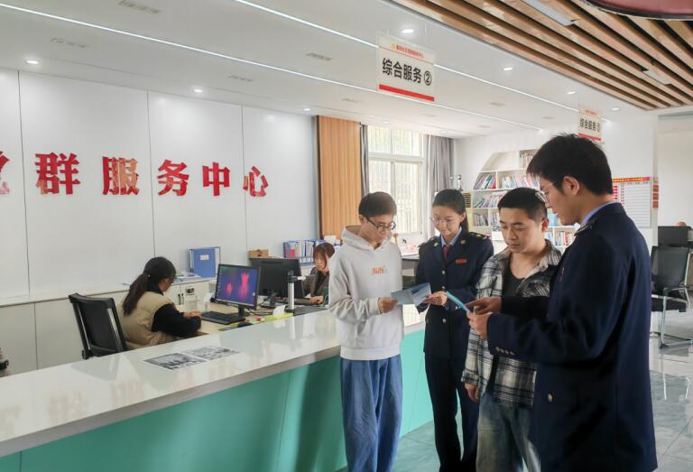 稅務干部在社區黨群服務中心開展稅費政策宣傳輔導
