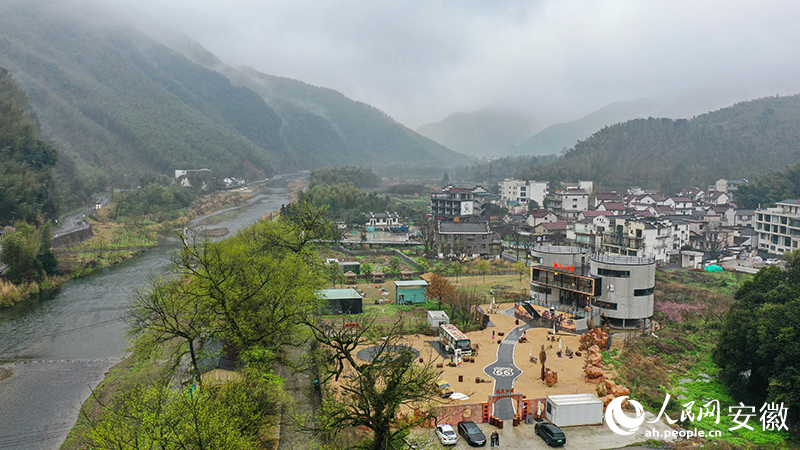 汀溪河畔，俯瞰“跳進油罐村咖”。人民网记者 张俊摄