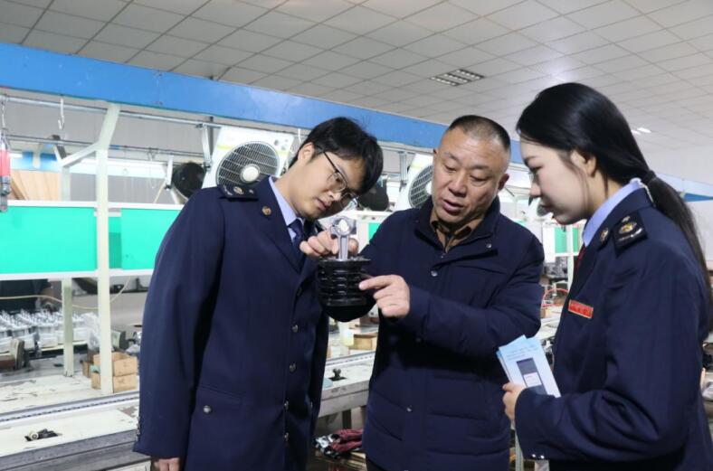 稅務干部上門宣傳稅收政策，了解企業生產經營情況