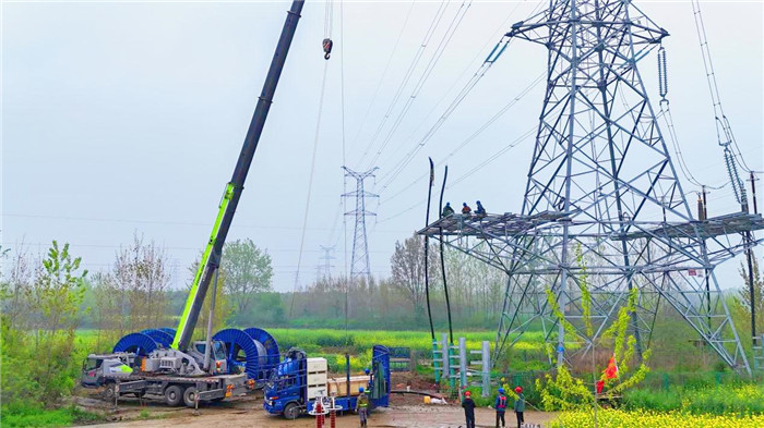 作業人員正在搭建鐵塔附屬平台。