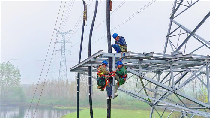 作業人員正在開展電纜敷設和固定。
