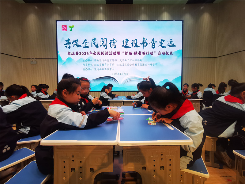 东兴路小学学生现场绘制绿书签