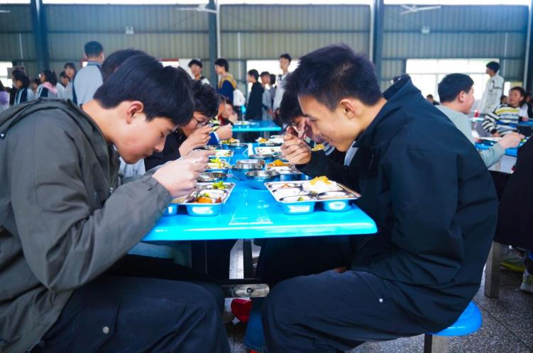 学生在食堂就餐。
