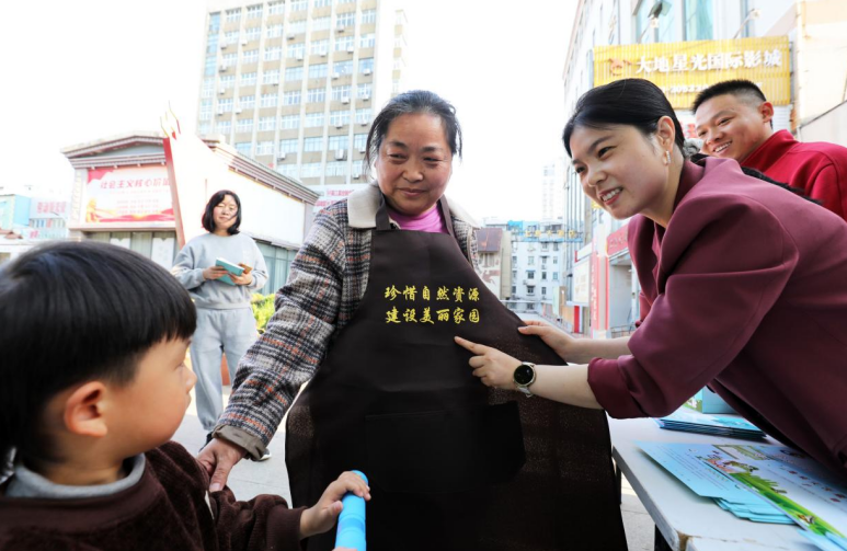 4月19日，安徽省淮北市自然资源和规划局志愿者在两宫广场开展“世界地球日”宣讲活动。