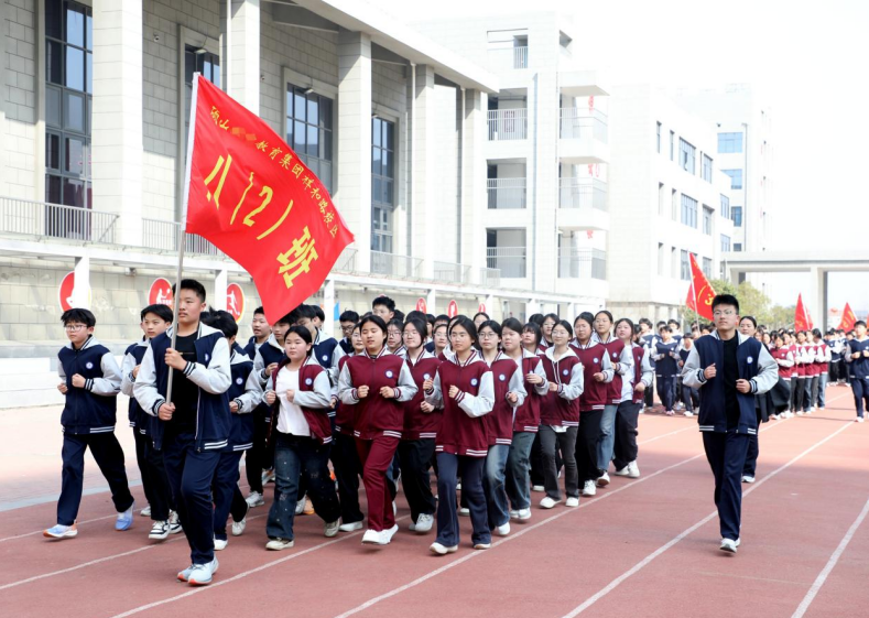 学生穿上了统一的新校服。