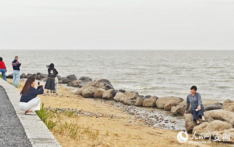 游客在“天长的海”拍照打卡。人民网记者 周坤摄