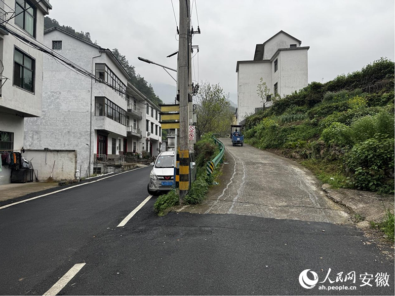 曾经需要“人型红绿灯”的路口下方，新增了一条道路。人民网记者 胡雨松摄