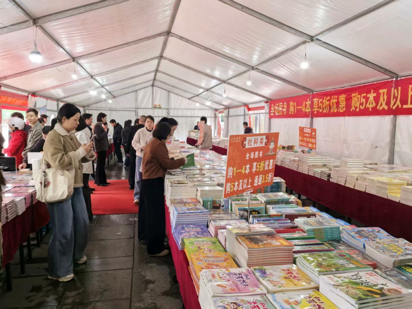 書展活動現場。壽縣新華書店供圖