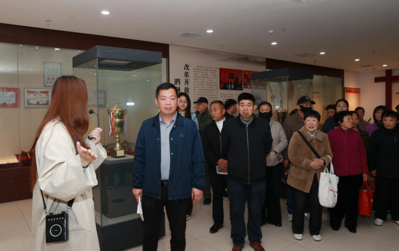 講解員帶領大家參觀博物館。吳天元 攝