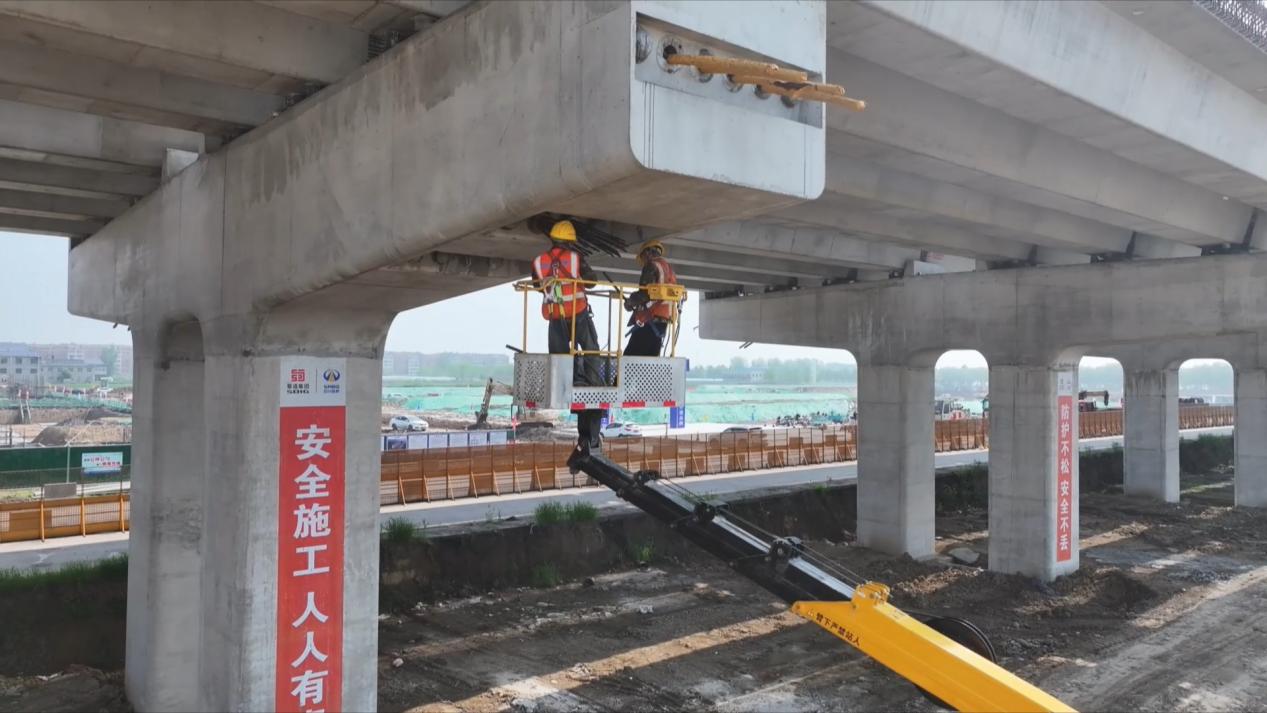 工人在完善高架施工細節。孫雪強攝