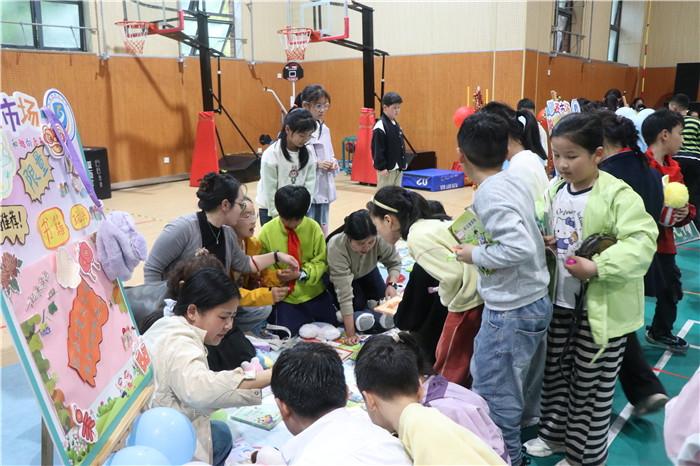 熱鬧的圖書跳蚤市場。