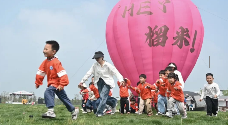 學生在榴米庄園開展研學旅行活動