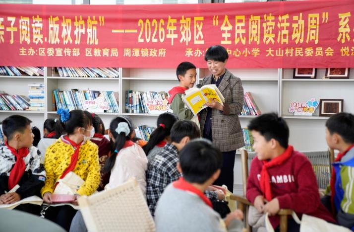 学生与家长登台进行亲子阅读分享。陈磊摄