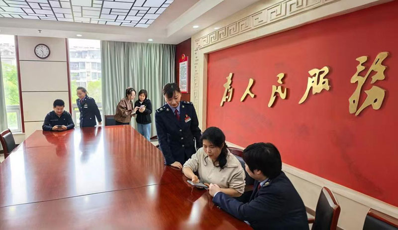 安徽省政務中心稅務窗口面向廣大市民開展個稅輔導與幫辦。