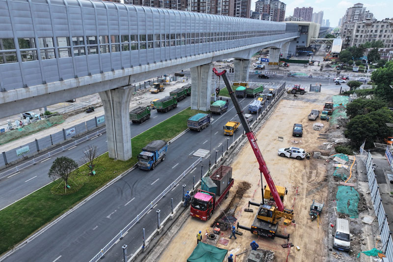 2025年4月9日，供电公司工作人员指导铁城牵引站建设。陶洋摄