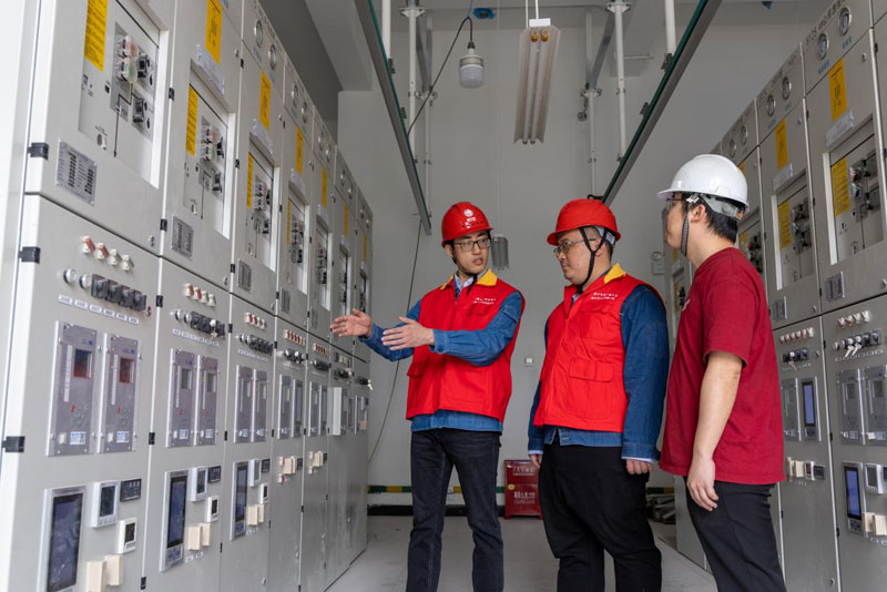 2025年10月14日，供电公司在马鞍山市江东大道迁改配电设施。陶洋摄