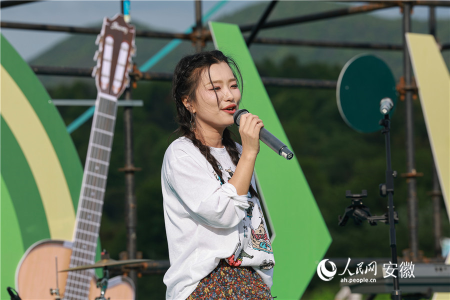 草坪音乐节，游客登台一展歌喉。人民网记者 张俊摄