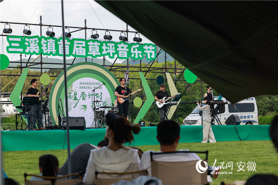 三溪镇首届草坪音乐节。人民网记者 张俊摄