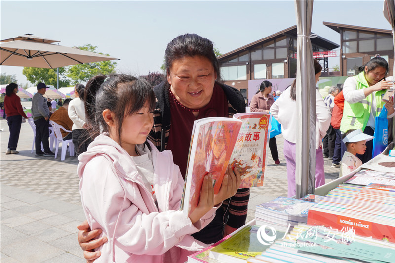 市民在翻阅图书。人民网记者 陈若天摄