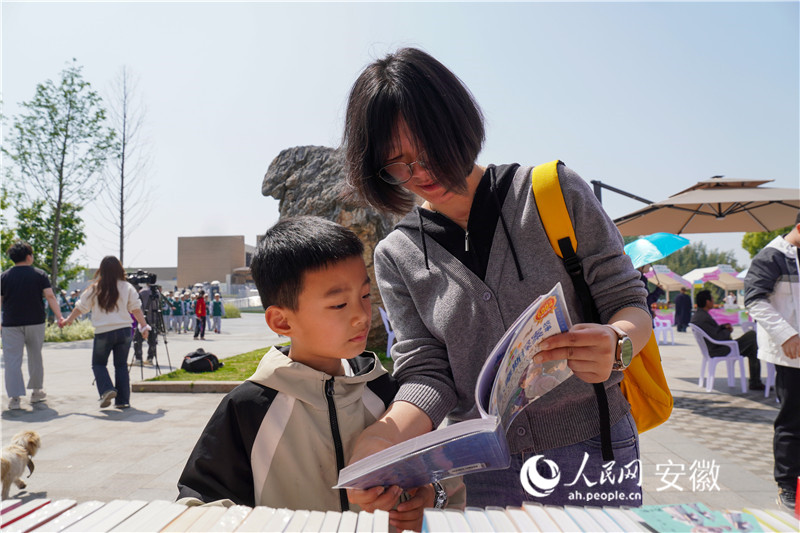 市民在翻阅图书。人民网记者 陈若天摄