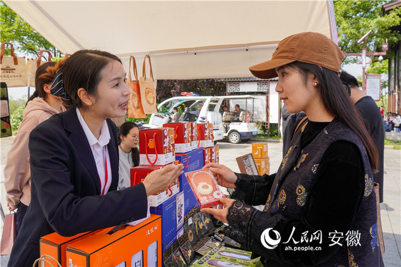市民在挑选文创产品。人民网记者 陈若天摄