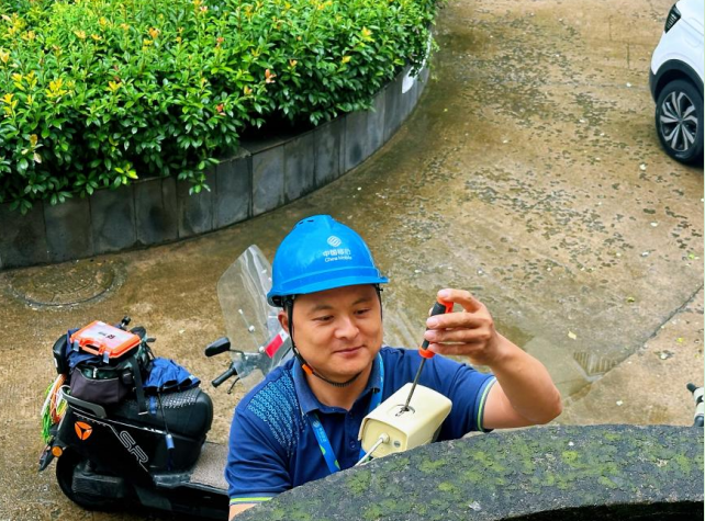 赵小盼在小区安装监控