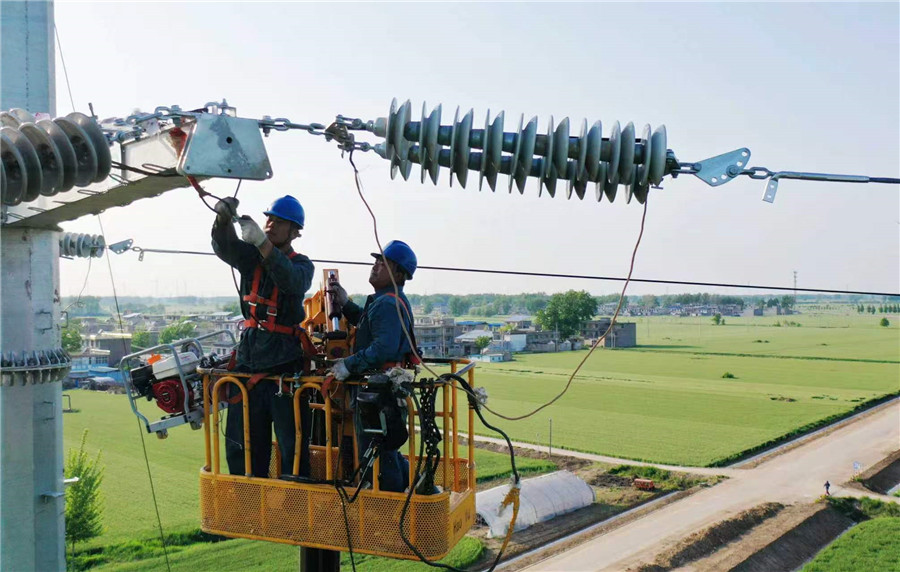 在安徽省亳州市渦陽縣天靜宮街道辦事處凡西村，電力工作人員正在渦陽縣110千伏焦北771線01號塔上進行高空架線作業。