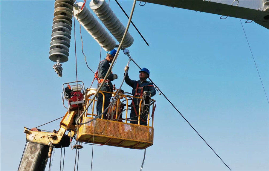 在安徽省亳州市渦陽縣天靜宮街道辦事處凡西村，電力工作人員正在渦陽縣110千伏焦北771線01號塔上進行高空架線作業。