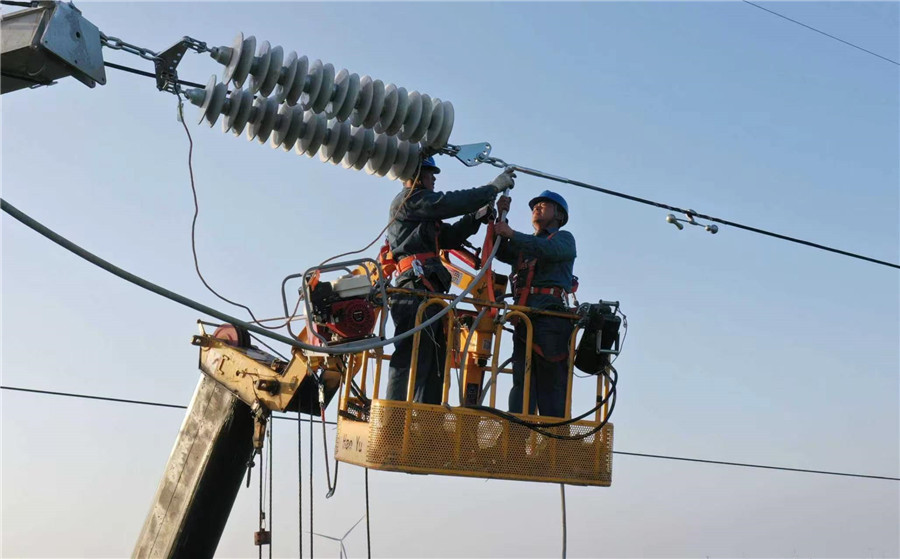 在安徽省亳州市渦陽縣天靜宮街道辦事處凡西村，電力工作人員正在渦陽縣110千伏焦北771線01號塔上進行高空架線作業。