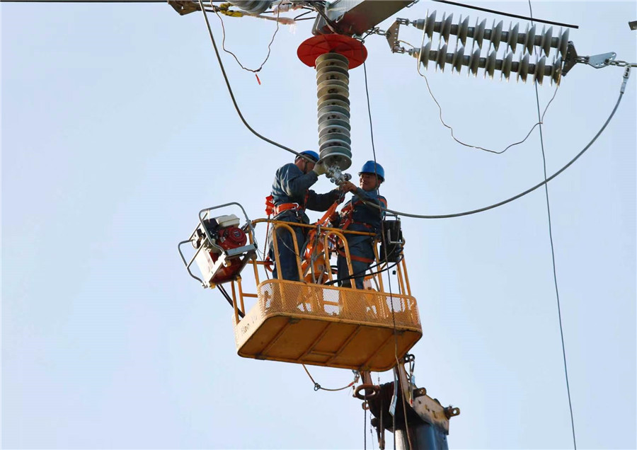 在安徽省亳州市渦陽縣天靜宮街道辦事處凡西村，電力工作人員正在渦陽縣110千伏焦北771線01號塔上進行高空架線作業。