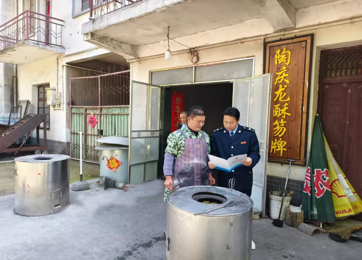 稅務干部開展“面對面”稅費政策宣傳