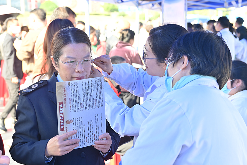 活動現場舉行義診，吸引市民前來體驗。付迪攝
