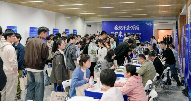 招聘会现场。