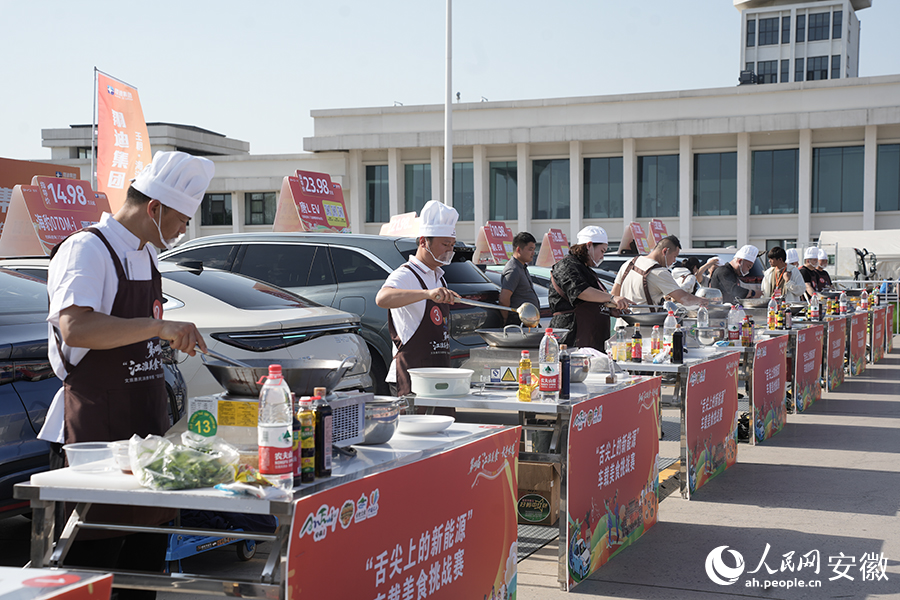 車載美食挑戰賽現場。人民網記者 王銳攝