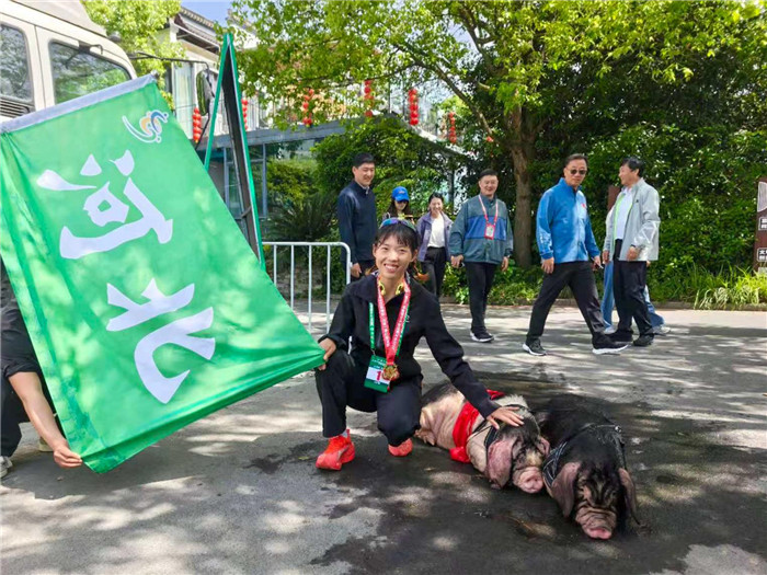 選手和“悠悠豬”合照。
