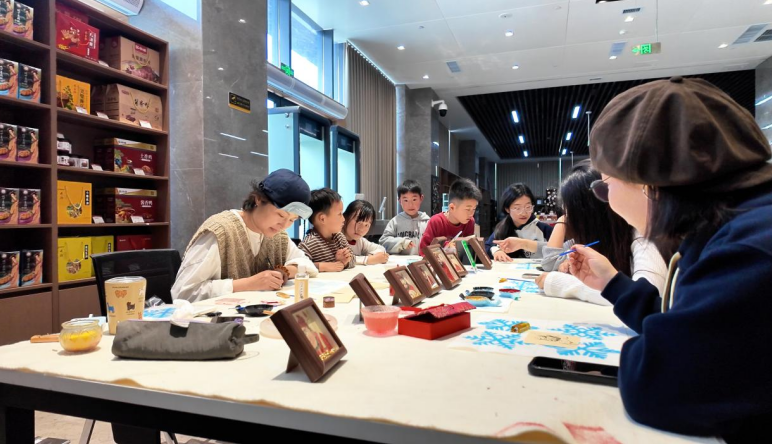 “非遺市集 書香煥彩”活動中市民體驗卡通鐘馗畫制作。趙子俊攝