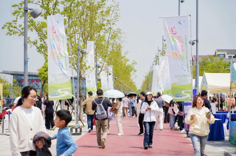 助企惠工市集。經開區總工會供圖