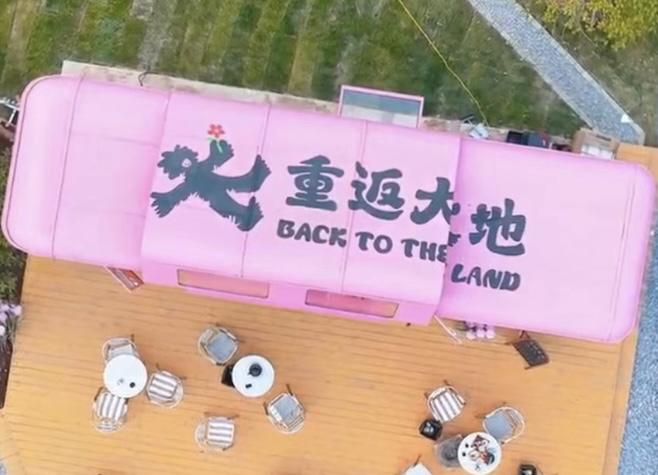 俯拍“重返大地青年共建社区”内的咖啡车。潜山市文旅体局供图