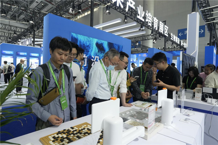 阿尔法蛋围棋机器人吸引访客一较高下。淘云科技供图