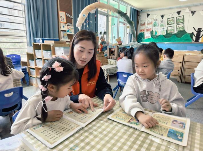 社區工作者帶領學生讀書。亳州高新區供圖