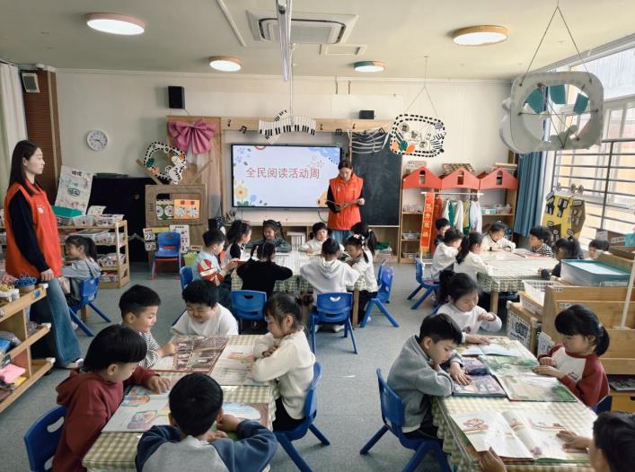 學生們在教室自由閱讀。亳州高新區供圖