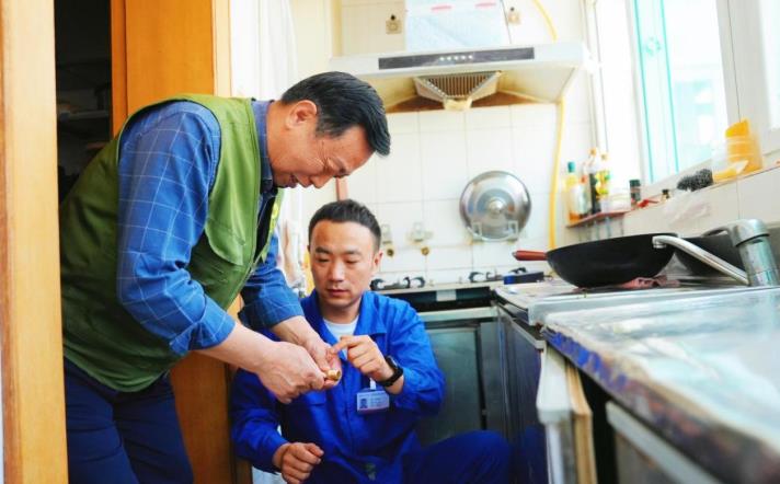 宗洪博為用戶提供燃氣維修服務。合燃華潤燃氣供圖
